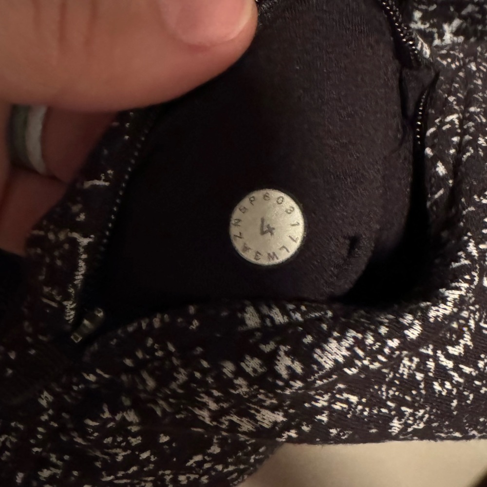 Lululemon Extra Mile Long Sleeve Size 4 - Picture 7 of 8